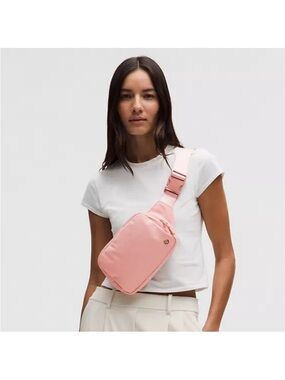 New Lululemon Everywhere Belt Bag 2L in Tea Rose